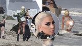 Rozpálená Lady Gaga fotila prádlo na pláži: Podpatky se bořila do písku, pak ji spláchla vlna