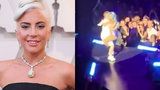 Megatrapas Lady Gaga: Sexy tanec s fanouškem skončil pádem z pódia!