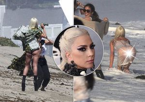 Lady Gaga se zapotila při focení na pláži, ale byla to pastva pro oči!