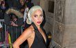 Zpěvačka a herečka Lady Gaga neuhlídala na cenách filmových kritiků své šaty a ukázala více než by chtěla!