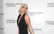 Zpěvačka a herečka Lady Gaga neuhlídala na cenách filmových kritiků své šaty a ukázala více než by chtěla!