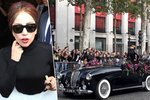 Lady Gaga dorazila do Paříže na propagaci svého nového parfému Fame. Na místo dorazila v nablýskaném veteránu a všudypřítomní fanoušci se mohli umlátit