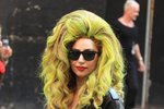Lady Gaga je alergická na amoniak. Proto si nemůže obarvit vlasy a chodí v parukách.