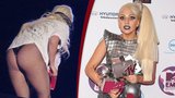 Výstřední Lady Gaga: Na fanoušky vystrčila holý zadek