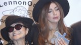 Lady Gaga je mírovou vyslankyní: Od Yoko Ono převzala cenu za mír