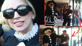 Lady Gaga nemá slitování. Zatímco bodyguardi tvrdě zpacifikovali fanouška, ona kolem prošla s úsměvem.