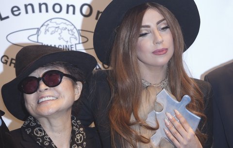 Lady Gaga je mírovou vyslankyní: Od Yoko Ono převzala cenu za mír