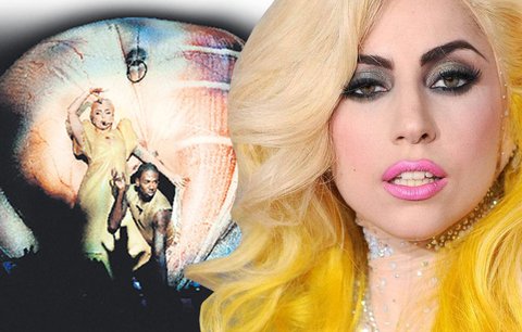 Lady Gaga opět šokuje: Na pódium vyšla z obří nafukovací vagíny!