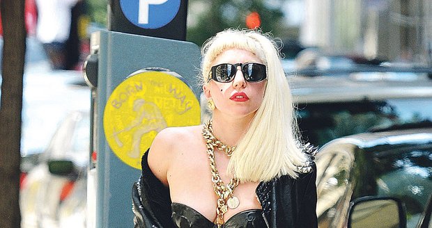 Lady Gaga je dravá a sexy, o čemž svědčí i její provokativní kostýmy