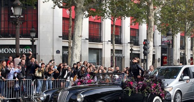 Gaga si jízdu po Champs Elysée užívala a její fanoušci byli ku vytržení