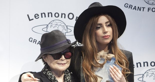 Jako největší kamarádky. Lady Gaga převzala z rukou Yoko Ono cenu za mír