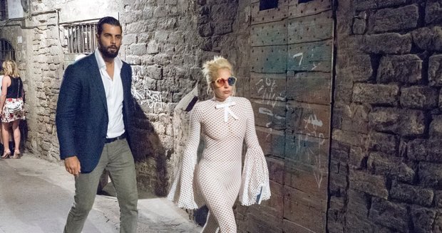 Lady Gaga se v síťovaném oblečku promenádovala italským městečkem Perugia.