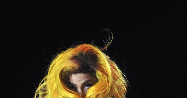 Pod plastovým kostýmem byla Gaga bez podprsenky. Jen bradavky si přelepila páskou