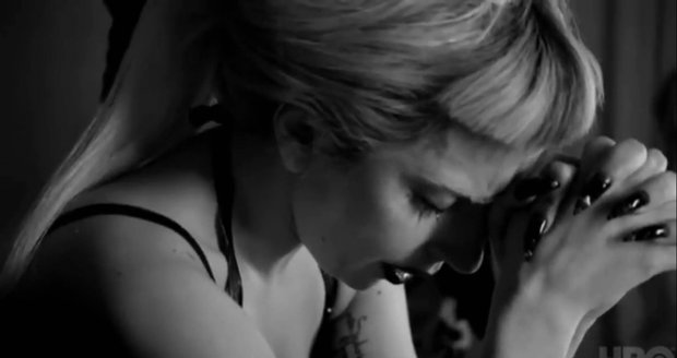 Před koncertem se Lady Gaga modlí k bohu