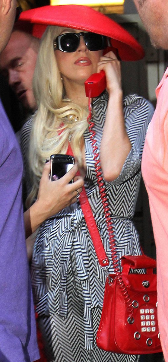Lady Gaga a její »kabelkofon«.