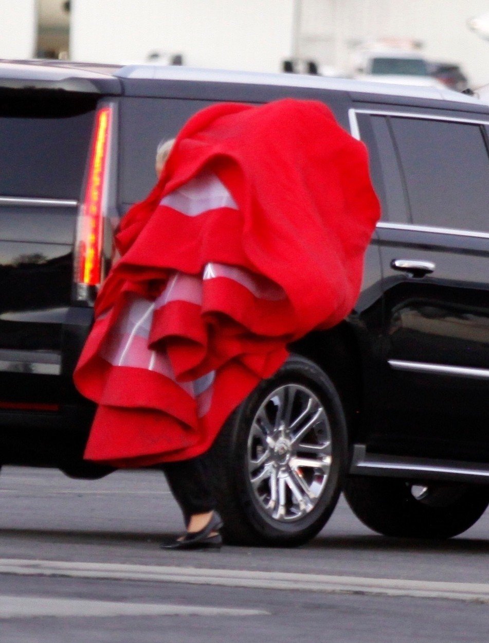 Lady Gaga měla problém šaty nacpat za silného větru do auta