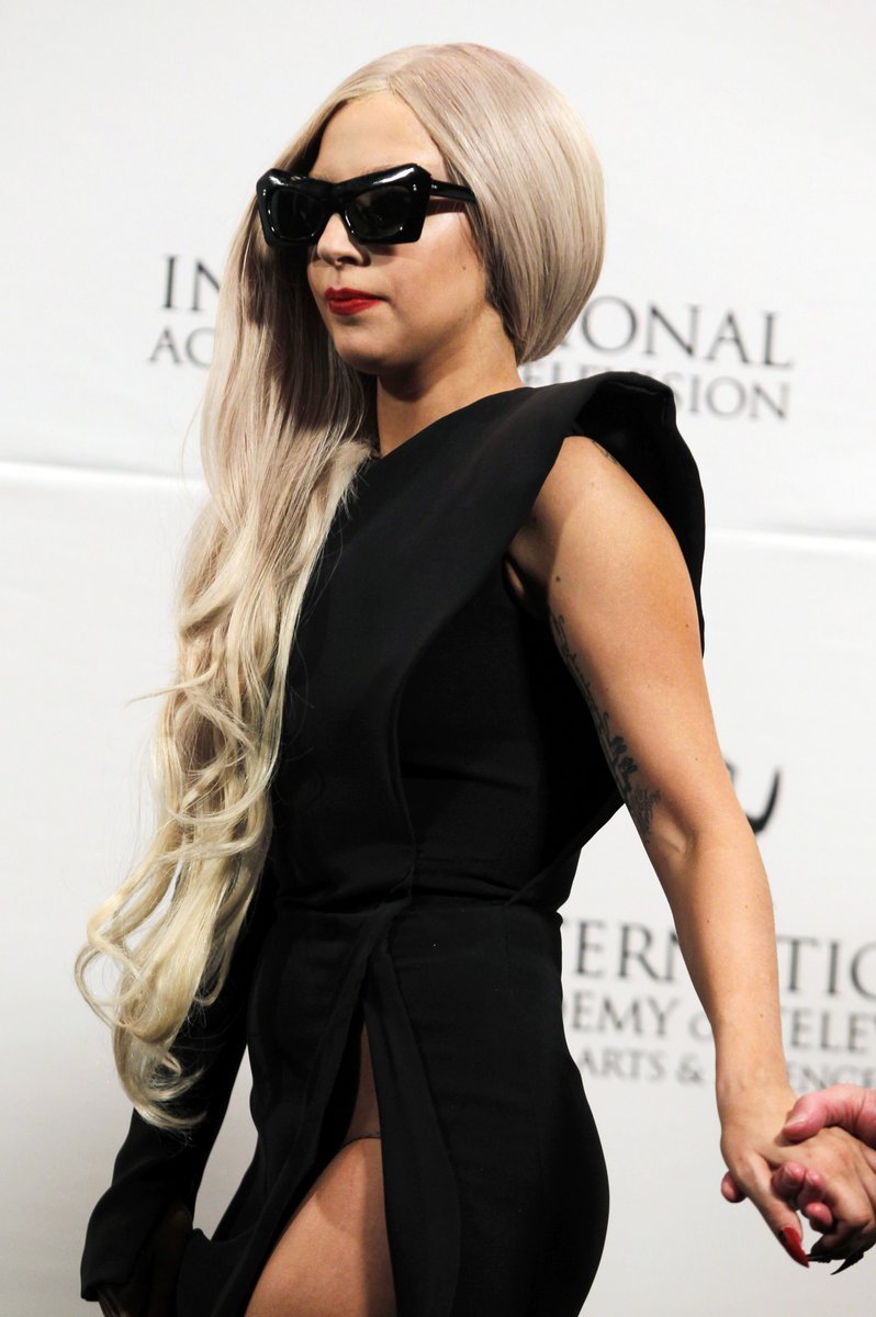 Lady GaGa měla na hlavě paruku s dlouhými loknami