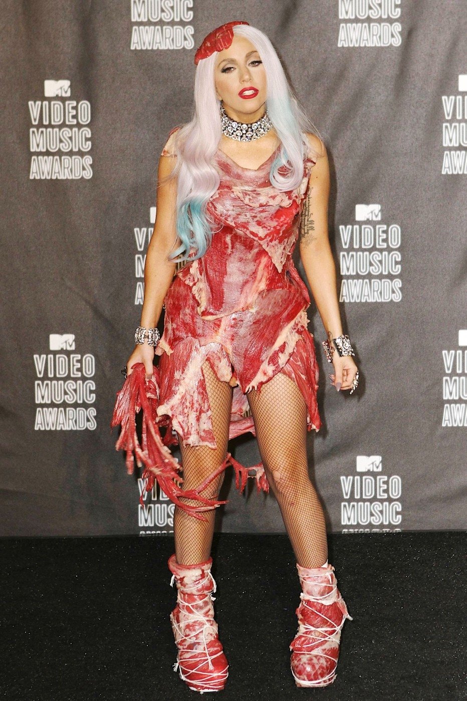 Outfit, který zatím vzbudil nejvíce emocí. Gaga v šatech z masa.