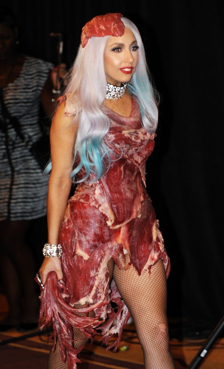 Mysleli jste si, že Gaga kostým  zmasa už nepřekoná?