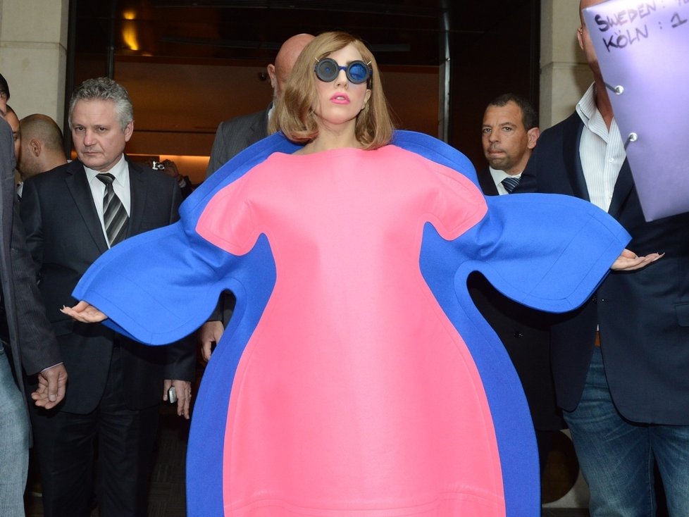 Lady Gaga překonala sama sebe. Nic tak divného jsme na ní snad ještě neviděli.