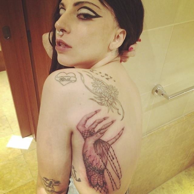 Lady Gaga se pochlubila novým tetováním na zádech.