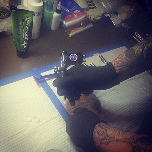 Takhle si trenér připravuje své &#34;nádobíčko&#34;, které použije na nové tetování Lady Gaga.