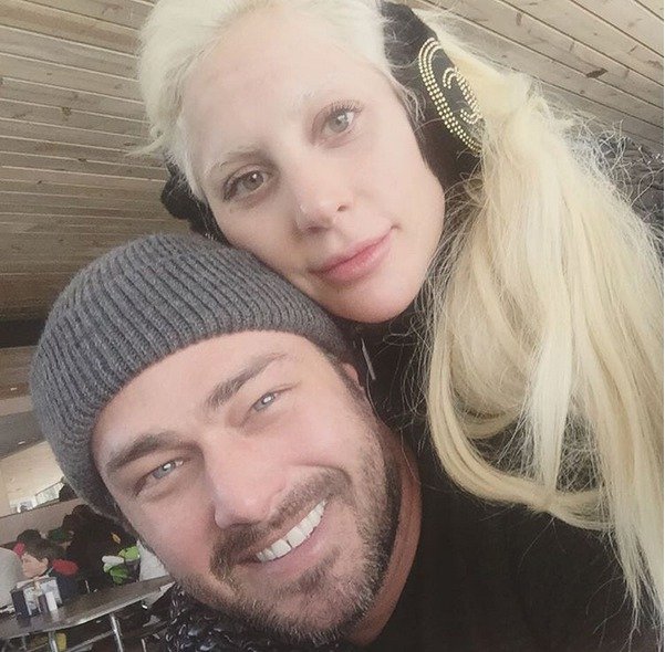 Lady Gaga se svým snoubencem na dovolené.
