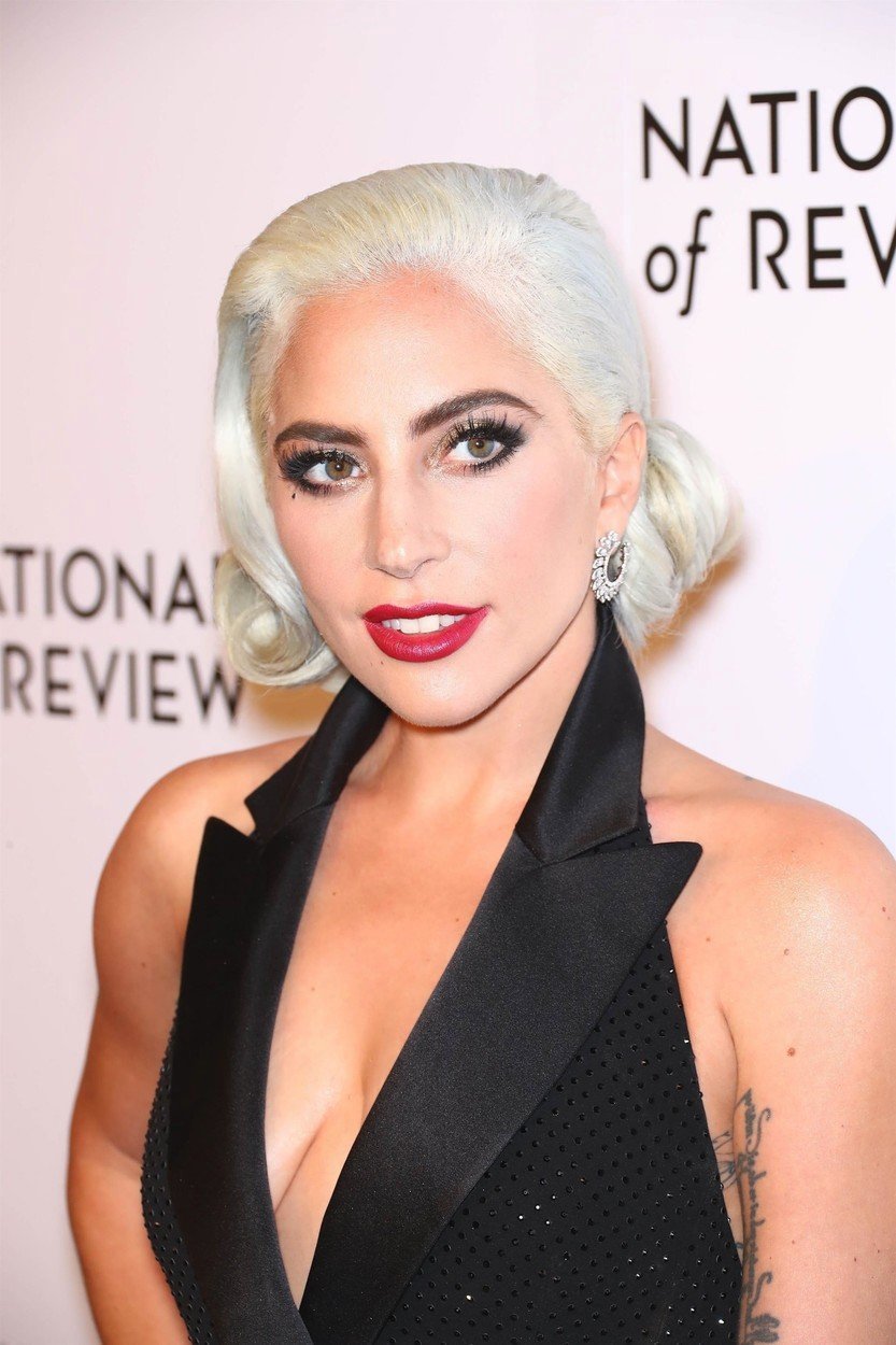 Zpěvačka a herečka Lady Gaga neuhlídala na cenách filmových kritiků své šaty a ukázala více, než by chtěla!