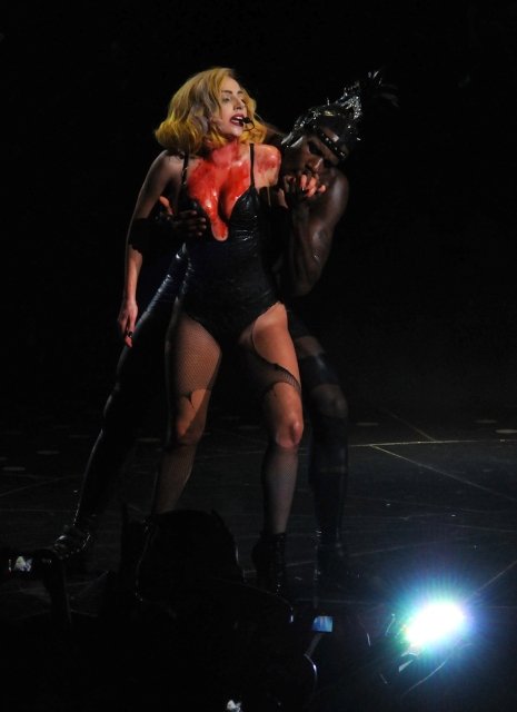 Lady GaGa se na jednom koncertu polila červenou barvou. Ta měla zobrazovat krev.