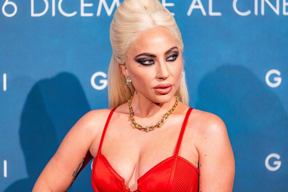 Božská Lady Gaga na premiéře filmu Klan Gucci