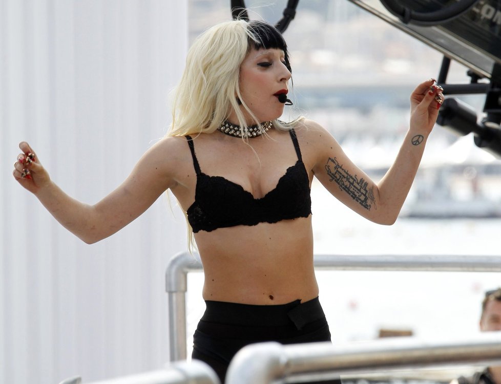 GaGa už neví, čím by více šokovala... Na Cannes zpívala pouze v posprsence a punčochách