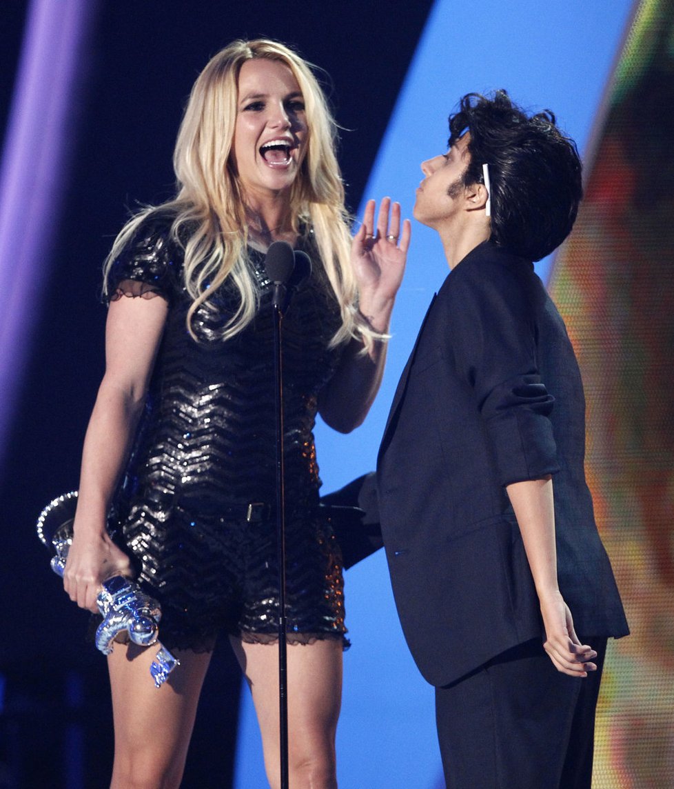 2011: Lady Gaga laškuje s Britney na MTV Awards.