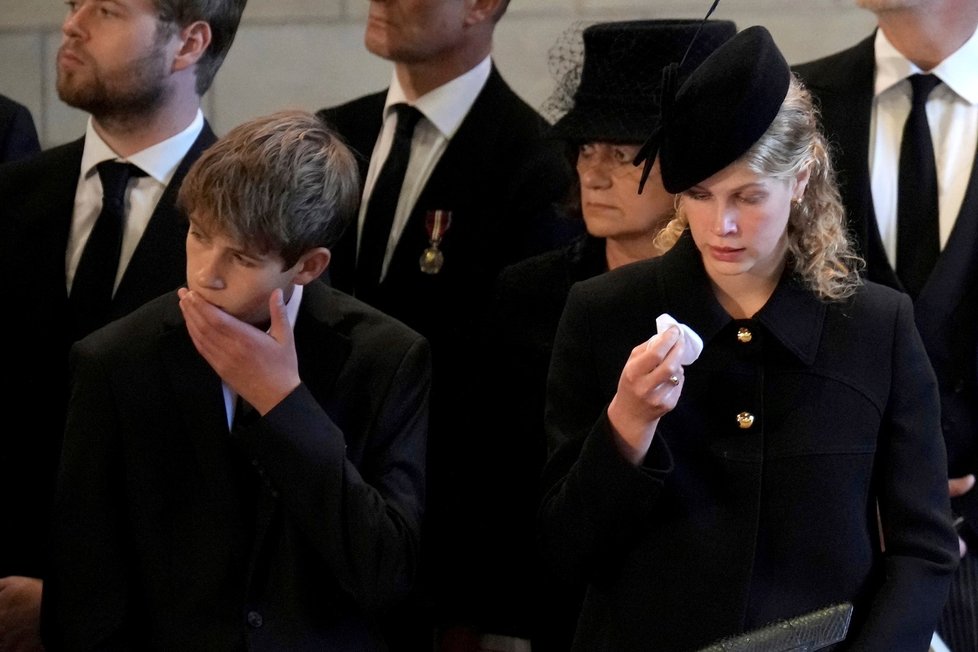 Lady Louise Windsorová si utírala slzy.