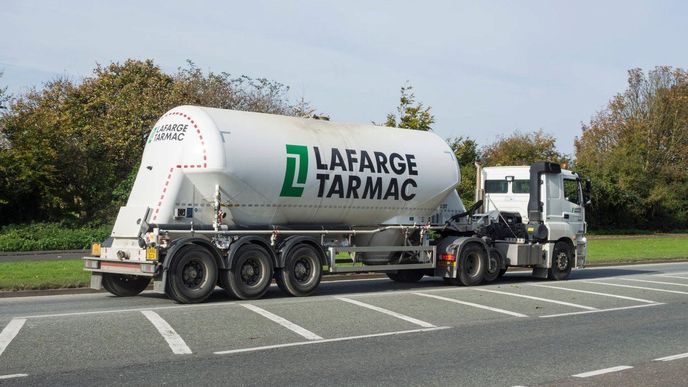 Francouzský výrobce cementu Lafarge byl uznán vinným z podpory teroristů v Sýrii. Zaplatí pokutu.