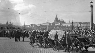 Sovětské dělo, americký náklaďák, ale i historická lafeta. Podrobný průvodce dějinami státních pohřbů