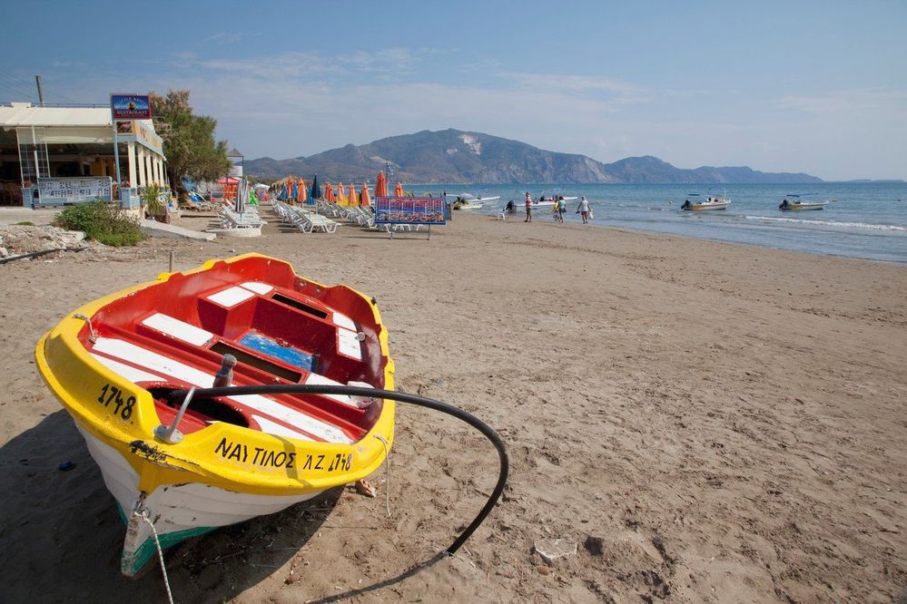 Nejdelší pláží v Řecku je tzv. nekonečná pláž Laganas na ostrově Zakynthos. Na ni navazuje další nádherná a populární pláž tohoto ostrova – Kalamaki. S turisty je sdílejí želvy karety, které tu v letních měsících hnízdí.