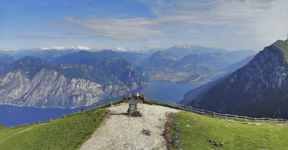 Výhled na jezero z hřebenu Monte Balda.