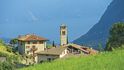 Kostely v horských vesnicích mají štíhlé věže typické pro architekturu pod Alpami