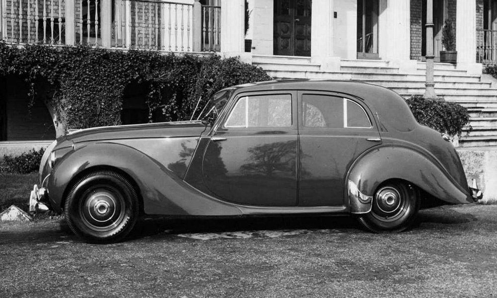 Předchůdcem Lagondy 3 Litre byl sedan Lagonda 2.6 Litre Saloon, vyráběný v letech 1948 až 1953.