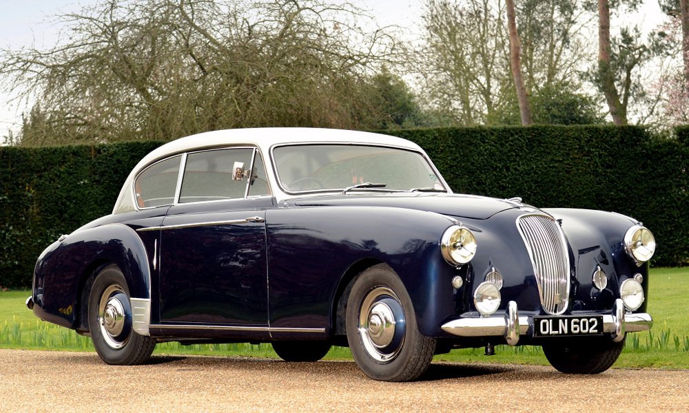 Dvoudveřové čtyřmístné kupé Lagonda 3 Litre s karoserií Tickford. Vyrábělo se v letech 1953 až 1956.