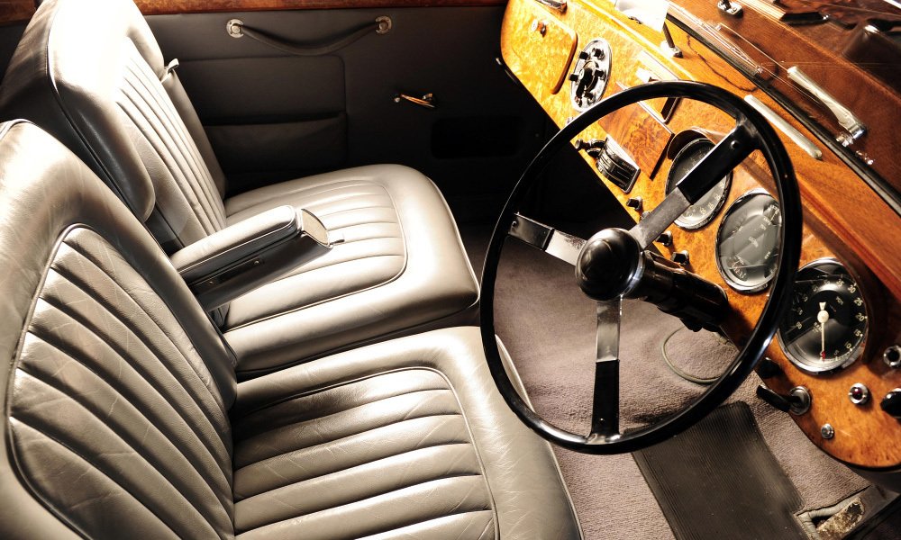 V luxusním interiéru měly Lagondy 3 Litre palubní desku potaženou leštěnou ořechovou dýhou. Dýhované byly také pásy na dveřích pod okny.