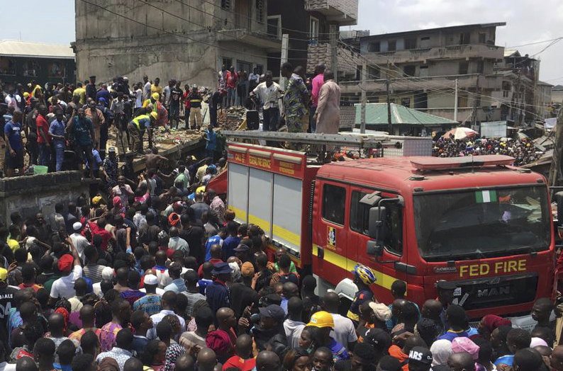 V Lagosu v Nigérii se zřítila třípatrová budova školy.