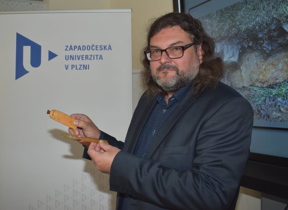 Archeolog Pavel Vařeka s předměty nalezenými při vykopávkách v lágru Nikolaj, zubním kartáčkem a pastou.