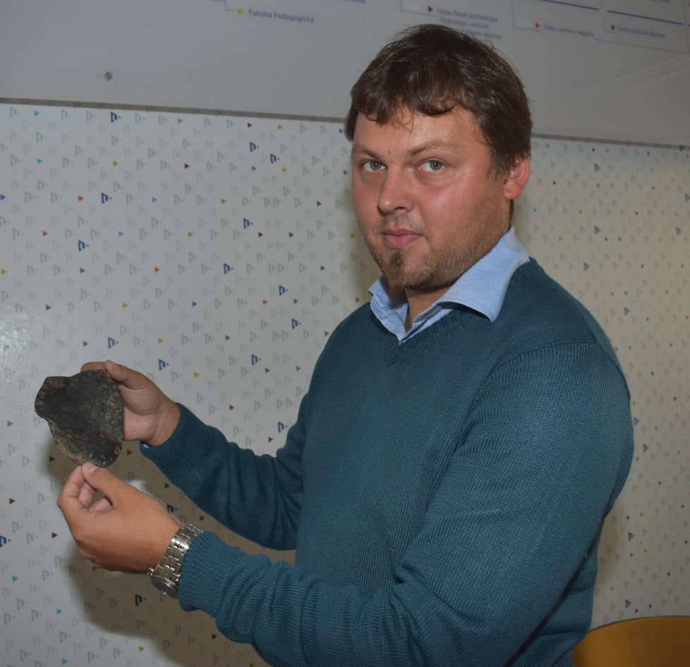 Archeolog Michal Preusz s podrážkou nalezenou při vykopávkách v lágru Nikolaj.
