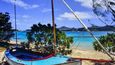 Nanuya Levu: Nanuya Levu je součástí ostrovů Yasawa ve Fidži a místem, kde se točil film Modrá laguna. Ostrov je v soukromém vlastnictvím amerického podnikatele Richarda Evansona a jediný místní turistický resort může v tomto romantickém (a pekelně drahém) ráji najednou ubytovat pouhých čtrnáct párů.