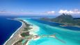 Bora Bora: Snad nejznámější lagunu světa najdeme na dobře známém atolu Bora Bora, který je stejně jako Teti’aroa součástí Společenských ostrovů ve Francouzské Polynésii. Bariérový útes a laguna obklopují hlavní ostrov, na kterém jsou k vidění ostatky vyhaslé sopky – hory Pahia a Otemanu, které v nejvyšším bodě sahají do výšky až 727 metrů nad okolním mořem. Ekonomika ostrova je zcela závislá na turismu; největším lákadlem jsou dřevěné příbytky vystavěné na molech přímo v samotné laguně.