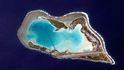 Wake Island: Jeden z nejizolovanějších ostrovů světa najdeme v severovýchodní Mikronésii, skoro tisíc kilometrů od dalšího nejbližšího obývaného ostrova. Zdánlivě bezvýznamná laguna obklopená sedmi čtverečními kilometry pevné země má překvapivě bohatou vojenskou historii. V roce 1899 se atolu ujaly Spojené státy americké, které zde vybudovaly letiště a následně, v předvečer vstupu USA do druhé světové války, vojenskou základnu. Na tu zaútočila japonská vojska 8. prosince 1941, tedy v den útoku na Pearl Harbor. Bitva trvala patnáct dní. Americká posádka i přes statečný odboj neměla proti mnohonásobné přesile šanci a Wake zůstal v japonském držení až do 4. září 1945. Dnes je Wake ve správě amerického letectva a přístup na něj je omezen.