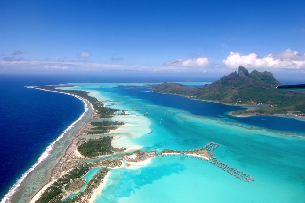 Bora Bora: Snad nejznámější lagunu světa najdeme na dobře známém atolu Bora Bora, který je stejně jako Teti’aroa součástí Společenských ostrovů ve Francouzské Polynésii. Bariérový útes a laguna obklopují hlavní ostrov, na kterém jsou k vidění ostatky vyhaslé sopky – hory Pahia a Otemanu, které v nejvyšším bodě sahají do výšky až 727 metrů nad okolním mořem. Ekonomika ostrova je zcela závislá na turismu; největším lákadlem jsou dřevěné příbytky vystavěné na molech přímo v samotné laguně.