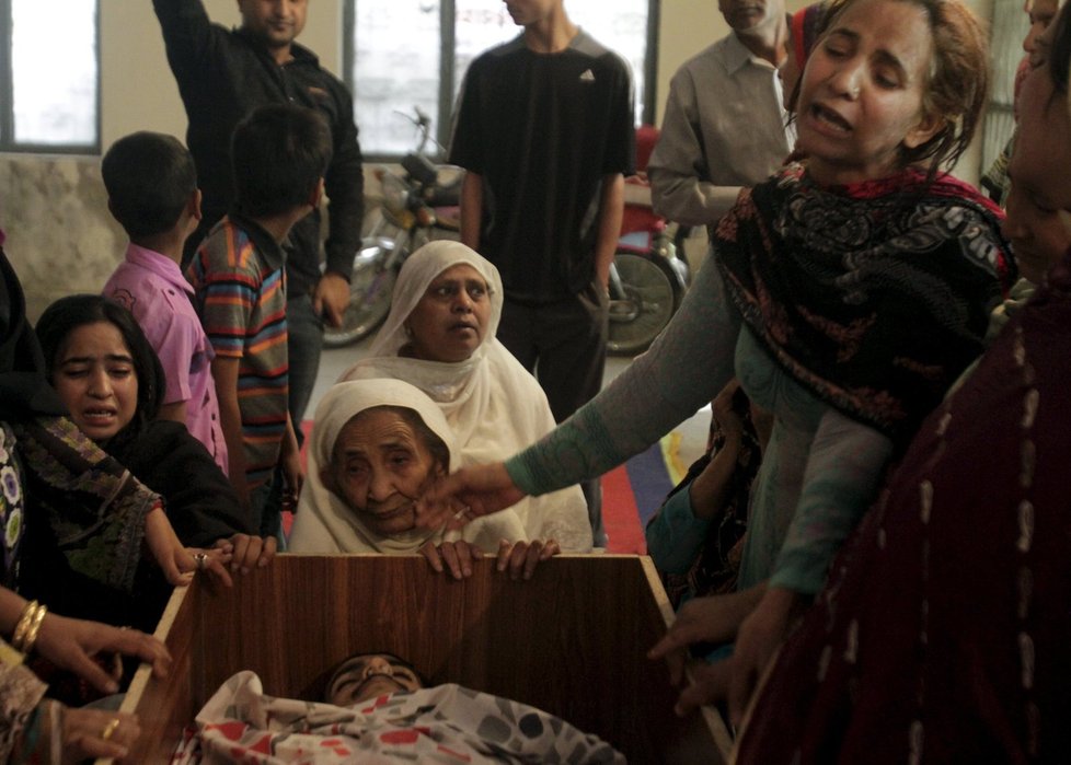 Útok na pákistánský Láhaur si vyžádal nejméně 70 obětí, z toho 29 dětí.