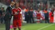Válečná porada trenéra Bayernu Pepa Guardioly s kapitánem týmu Philippem Lahmem
